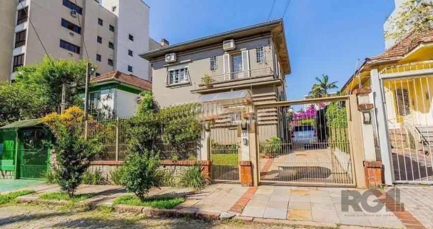 Casa 3 dormitórios, sendo 1 suíte, 636,29 m² de área privativa e 5 vaga(s) de garagem. Localizado na Rua Zamenhoff, no bairro São João em Porto Alegre.