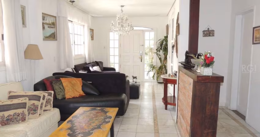Sobrado para Venda - 300m², 3 dormitórios, sendo 2 suites, 2 vagas - Chácara das Pedras