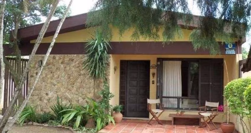 Casa em Porto Alegre, no bairro Ipanema, com 3 dormitório(s), e 3 banheiros, à venda.