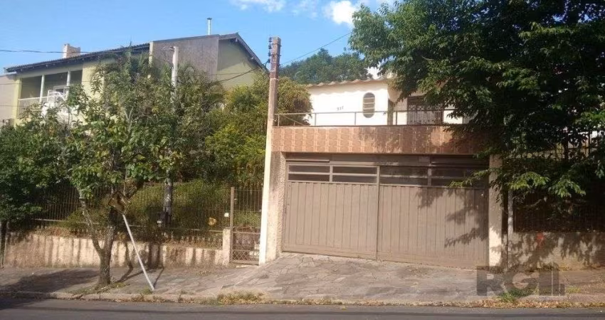 CASA 3 DORMITÓRIOS, 2 VAGAS COBERTAS.  PRÓXIMA AO HOSPITAL ESPIRITA