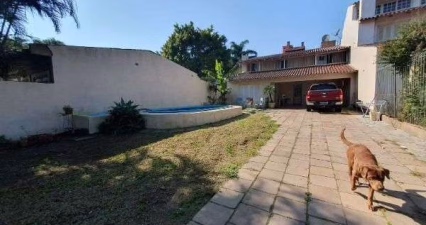 Casa em Porto Alegre, no bairro Espírito Santo, com 4 dormitório(s), e 4 banheiros, à venda.