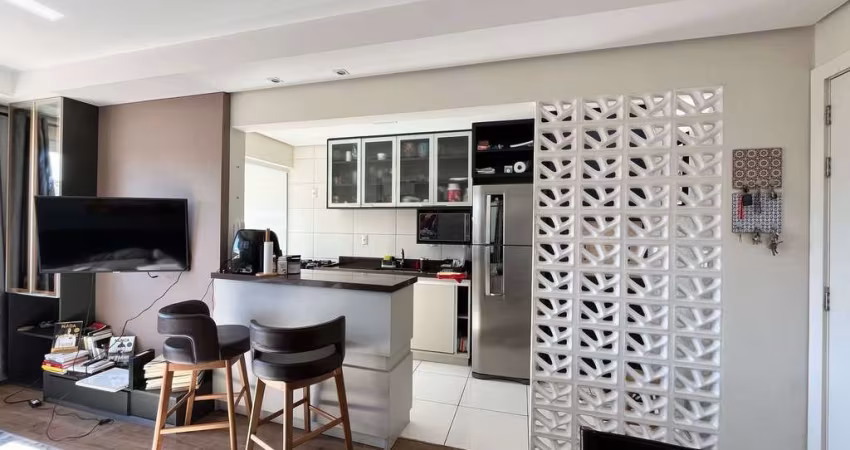 VENDA- Apartamento dois quartos com suiíte, 63m2. vaga de garagem e churrasuqueira- Menino Deus