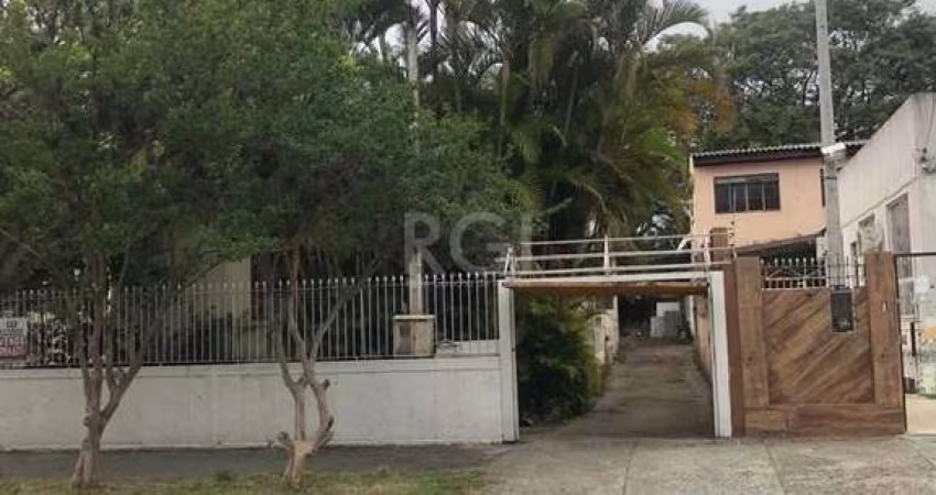 Casa/terreno medindo 200m² de privativo, 550m² totais  no bairro Partenon, 9 vag