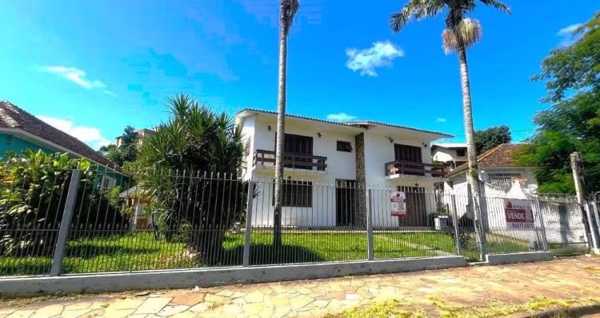 Casa com 351,60m2 de área construída em propriedade de 743m2 no Bairro Jardim Carvalho.