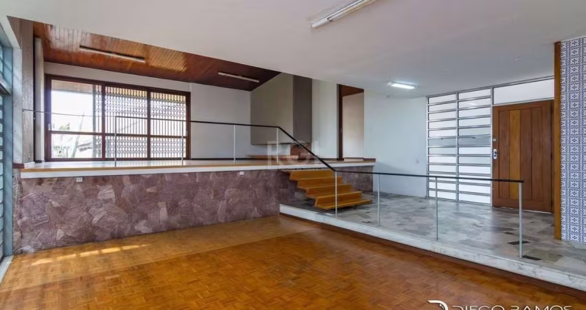 Venda de Casa com 1,820 m² totais- Menino Deus. 4 vagas, 4 dormitórios, sendo 1 suíte, 1 varanda, lareira e churrasqueira.