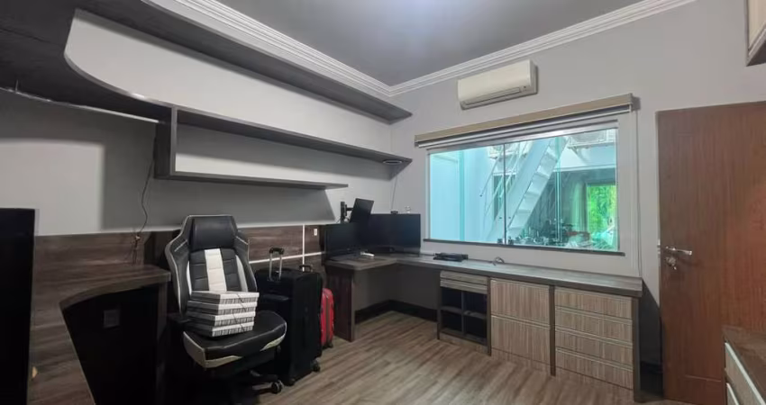 casa 100% mobiliada disponivel para locacao com tres quartos sendo tres suites.