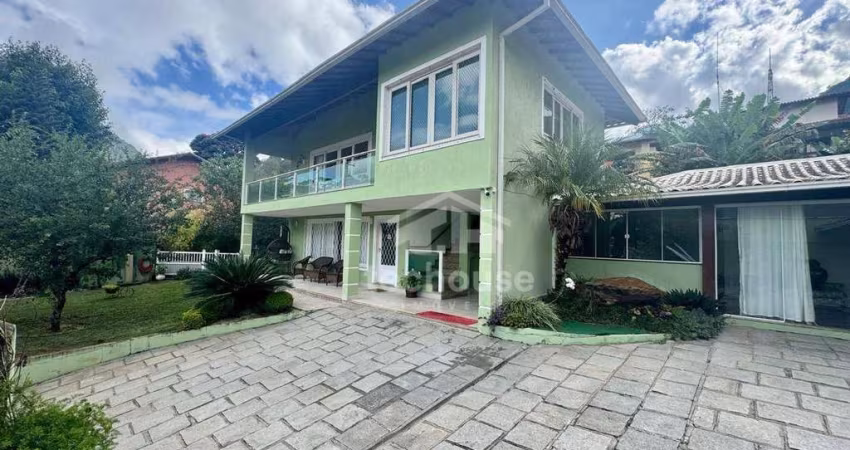 Casa a poucos metros da feirinha com 4 dormitórios à venda, 519 m² por R$ 2.895.000 - Parque do Ingá - Teresópolis/RJ