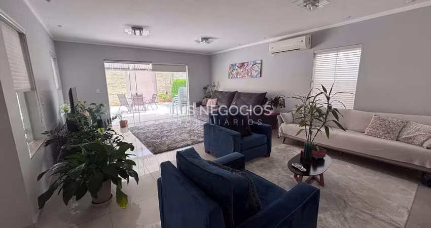 Linda Casa no Condomínio Real Villas Europa a venda com 4 Suítes, Recém reformada, com Piscina Aque