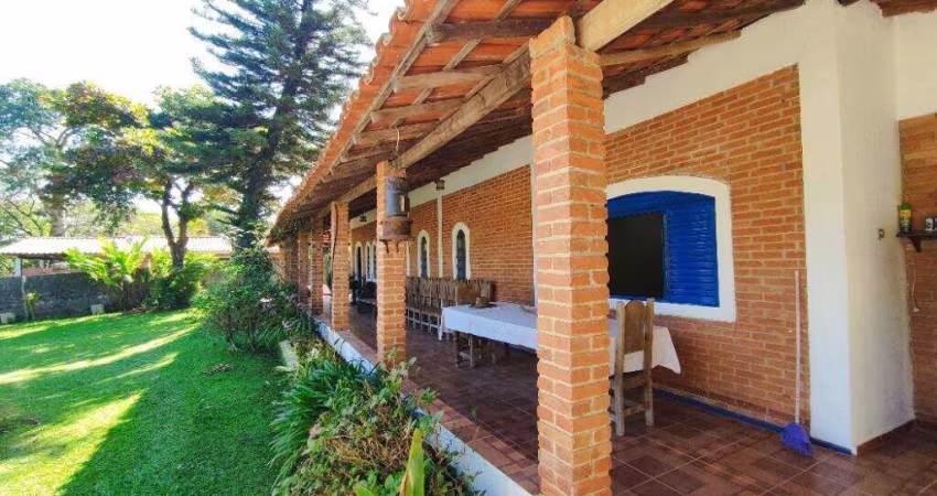 Chácara a venda no Condomínio Sete Quedas em Itu-SP Terreno: 2640m² Construção: 183,10m² Esse lindo imóvel possui: Sala ampla 2 Dormitórios Banheiro social Fundos possui uma Casa Auxiliar/Caseiro, com