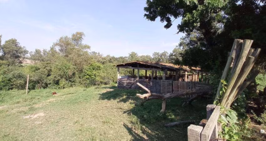 Sitio à venda no Bairro Buru em Salto/SP. Esse imóvel possui: Casa Sede com: 2 dormitórios Sala Cozinha Banheiro