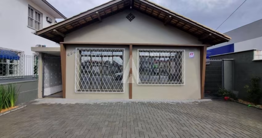 Casa comercial no Bucarein com estacionamento frontal, composta por 7 salas, banheiro social, lavabo, cozinha