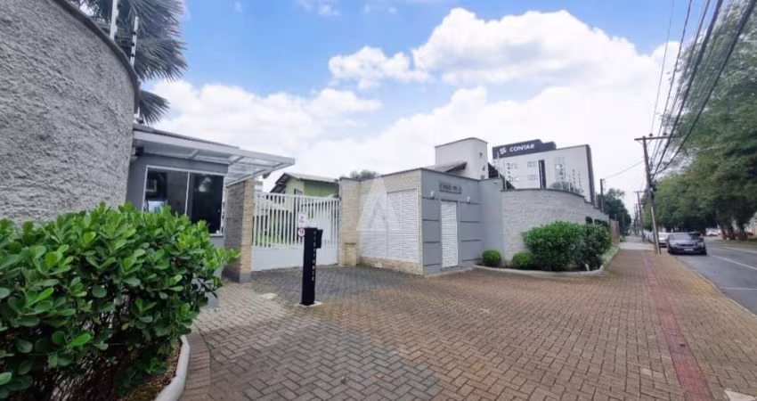 Casa em condomio fechado, com 4 quartos, 1 sendo suite com banheira, 2 bwc socias, cozinha, sala de estar / jantar