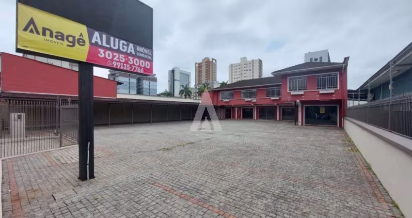 IMÓVEL COMERCIAL NO CENTRO DE JOINVILLE COM ESTACIONAMENTO.