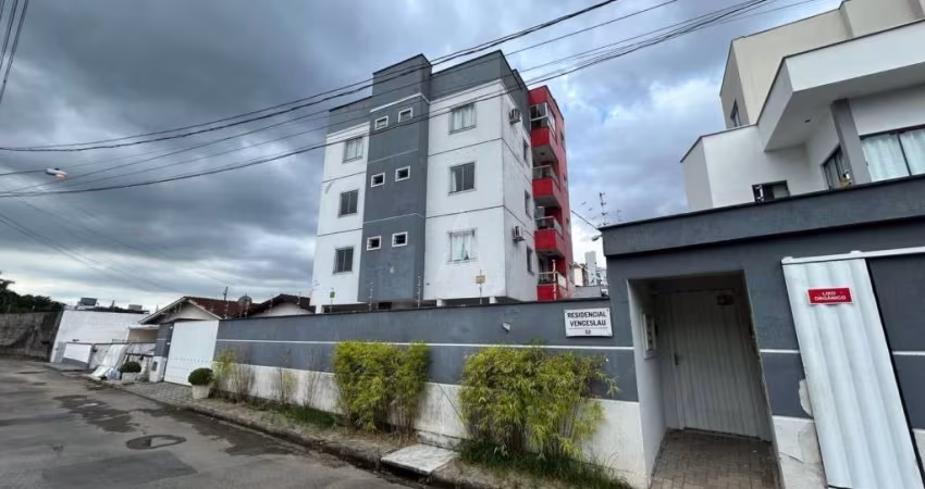Apartamento com 2 quartos, closet, sacada com churrasqueira, bairro Bom Retiro.