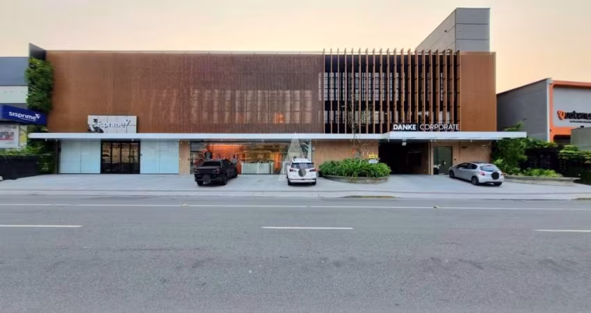 Laje corporativa alto padrão em Joinville com estacionamento, sala comercial com 318m2 no bairro America com estacionamento.