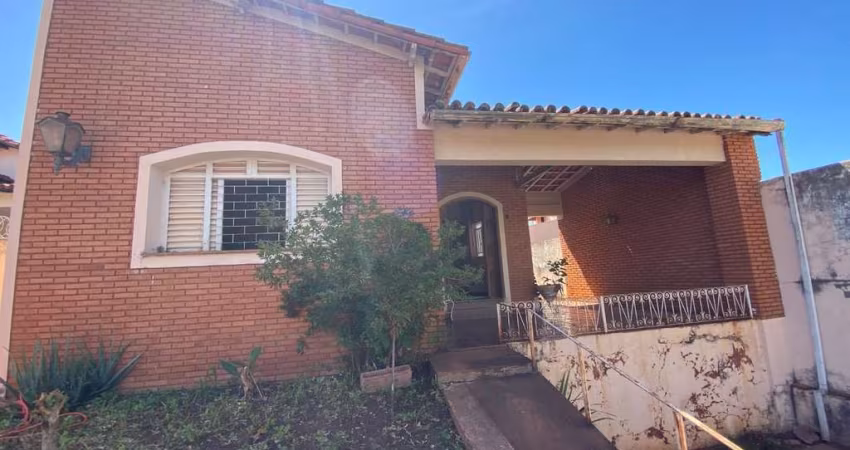 Casa com 3 dormitórios à venda, 248 m² por R$ 350.000 - Centro - Barretos/SP