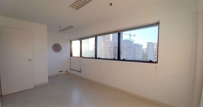 Sala Comercial com 30m² com sala e recepção 2 banheiros e uma vaga próximo ao Metrô Santa Cruz
