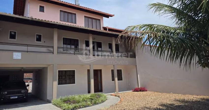 Imperdível! Casa de 5 quartos e 2 suítes na Armação, Penha-SC, com 308m² e 4 vagas de garagem.