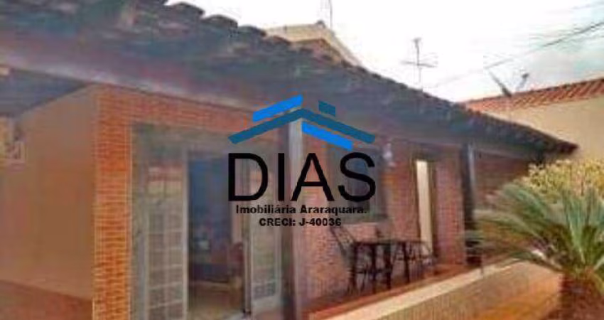 AMERICO BRASILIENSE CASA BEM LOCALIZADA COM TRÊS DORMITÓRIOS E EDICULA