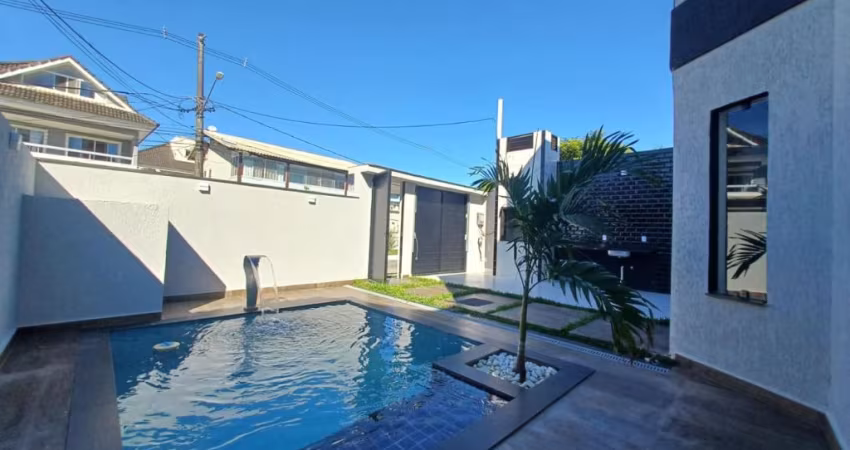 Excelente Casa  condomínio Dom José vargem pequena  4 suites sendo uma Master Escritório, varandăo gourmet , churrasqueira  Banheiro, para uso piscina  2 vagas . 212 m2 de área  construída  180 at  Sa