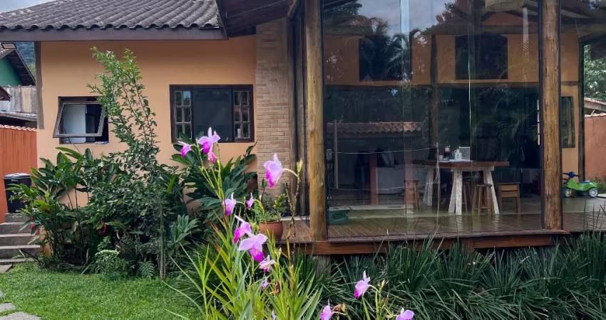 Casa a venda Ubatuba 3 quartos em condomínio no centro