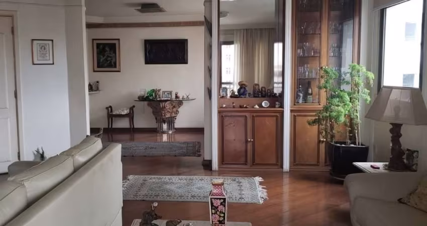 Apartamento em Moema com 159m², 3 suítes, 1 vaga.
