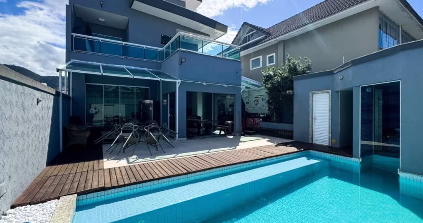 Linda casa a venda no Condomínio Parc des Palmiers no final do Recreio início da Barra com 3 suítes mais 1 quarto no térreo, sala 3 ambientes , piscina, churrasqueira e jardim em um belíssimo Cond. cl