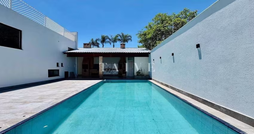 Casa à venda, Alto Padrão,3 quartos sendo 3 suítes, 6 banheiros sendo 1 lavabo, 3 vagas de garagem,