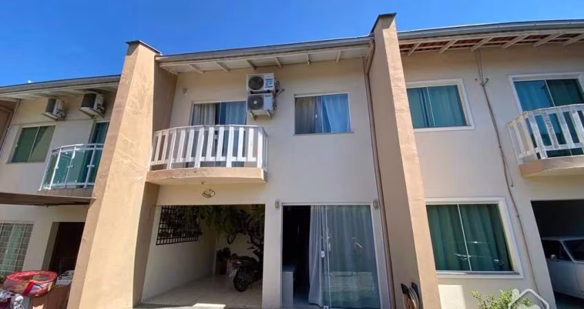 Sobrado Geminado à venda no Vila Nova