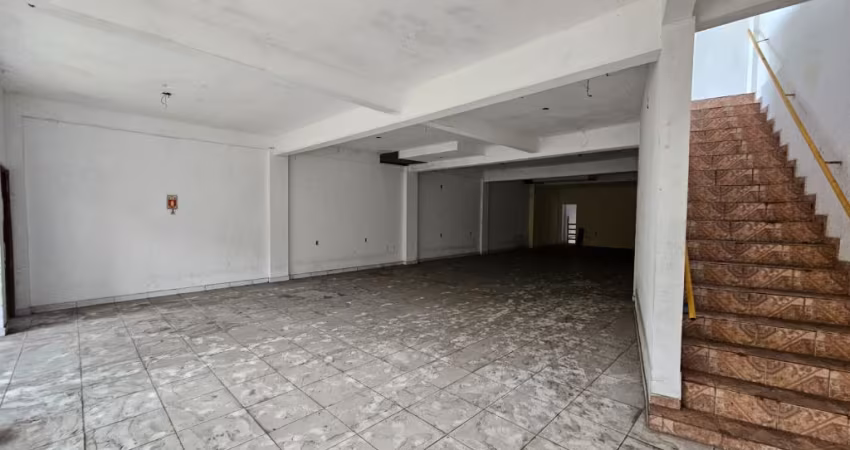 Vendo/Alugo. Excelente Galpão / Prédio no Lírio do Vale, na Avenida Laguna, com 03 pavimentos.