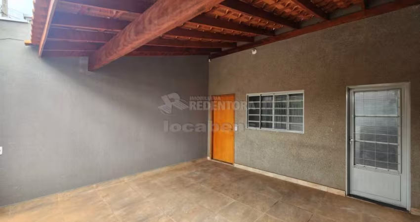 Locação de casa com 03 dormitórios e 2 vagas de garagem localizada no bairro Jardim Nunes.