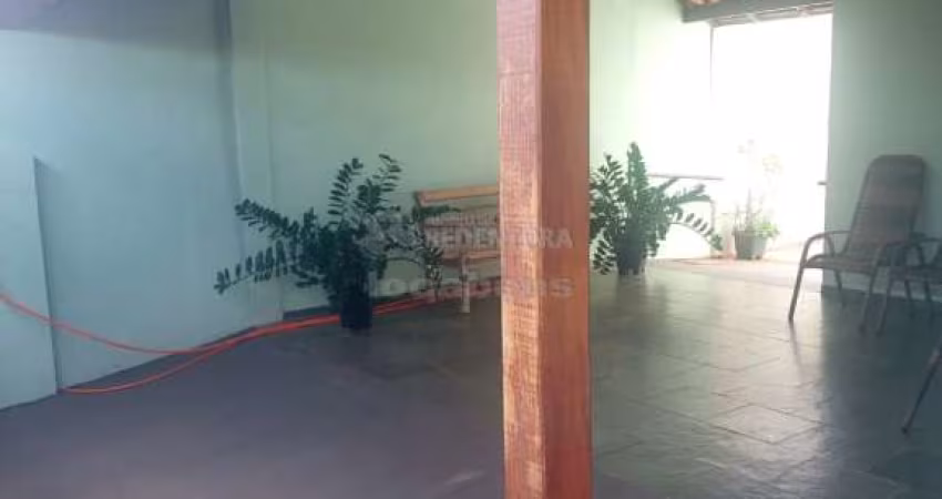 Casa à venda no bairro Vila Elmaz 02 dormitórios, 02 vagas de garagem.