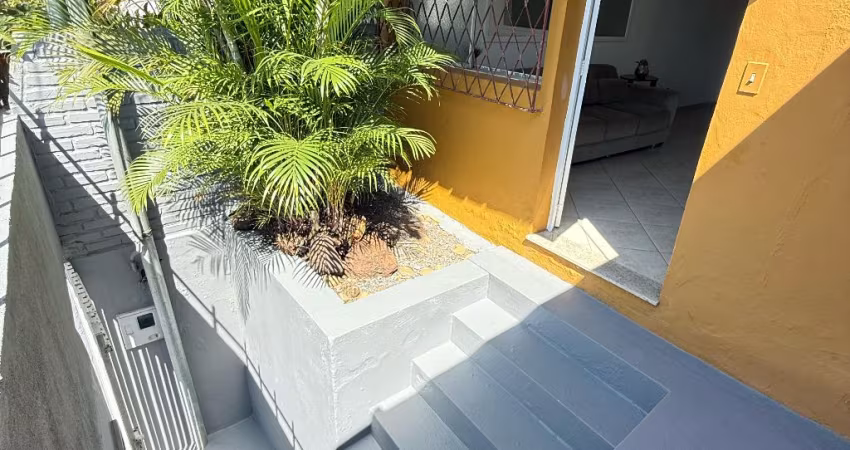 Mega oportunidade!   Casa geminada em condomínio 2 quadras da Av Guarapari