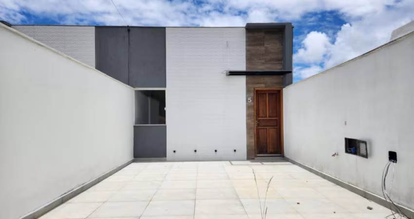 Casa triplex de 03 quartos, sendo 01 suíte e 02 vagas de garagem no São Pedro