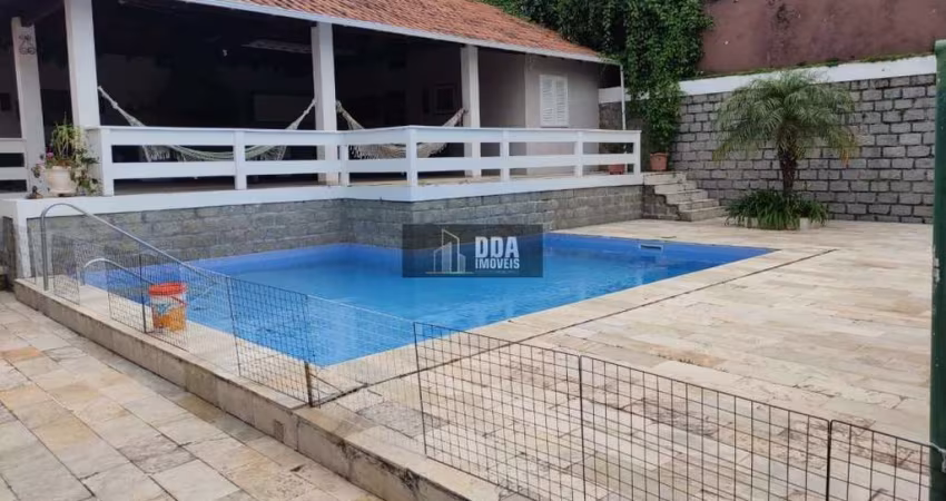Casa bem localizada com 4 dormitórios na Trindade.