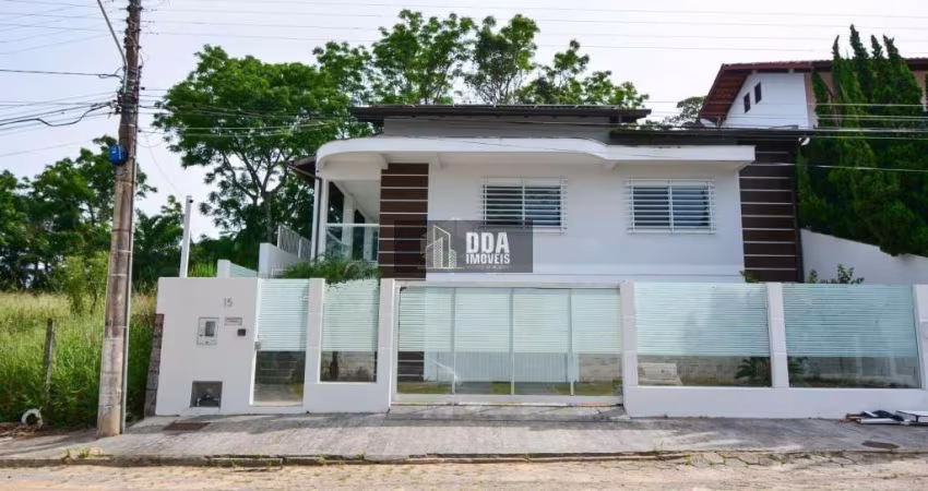 Linda casa no Charmoso bairro Ponta de Baixo. 3 dorm (2 suites)