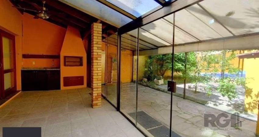 Casa de 3 dormitórios no bairro Ipanema