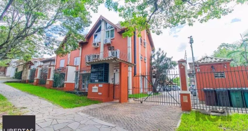 Casa em condoínio com 3 dormitorios, 2 suítes e  duas vagas de garaem no  bairro
