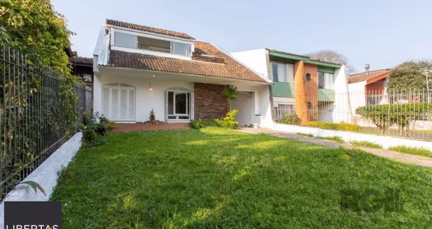 Casa para Venda - 337m², 3 dormitórios, sendo 1 suites, 3 vagas - Cristal
