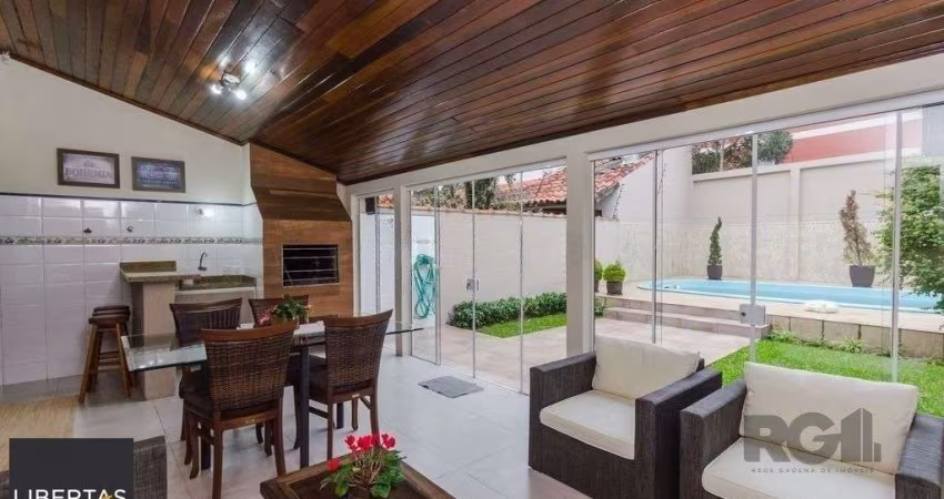 Excelente casa de 379m² com 3 dormitórios, piscina e 4 vagas.