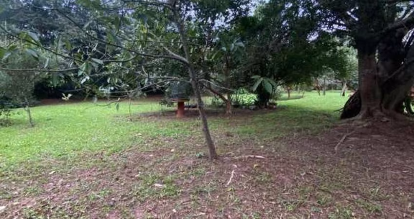 Terreno com mais de 2.300 metros quadrados em Ótima localização