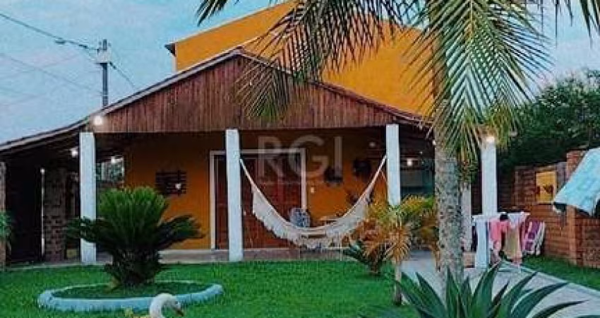 Casa com Piscina no bairro Lami