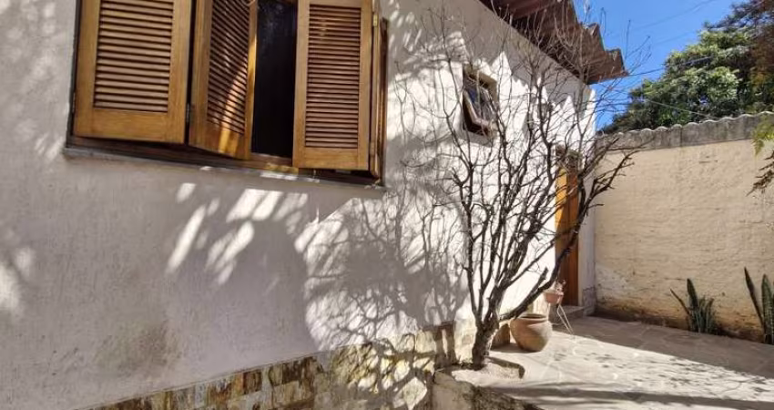 Casa de quatro dormitórios no Bairro Camaquã
