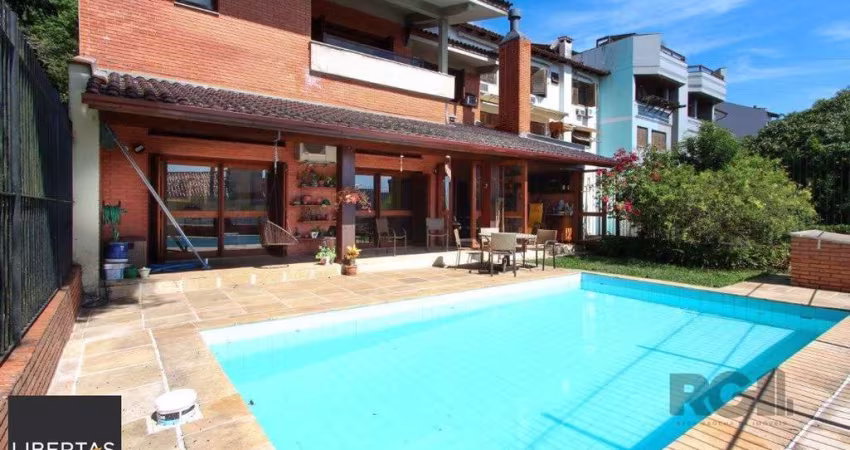 Casa com 4 dormitórios, sendo 1 suíte, com 2 vagas cobertas, no bairro Nonoai, P