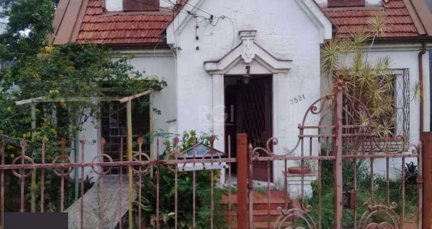 Casa de 4 dormitórios na Av. Teresópolis bairro Teresópolis