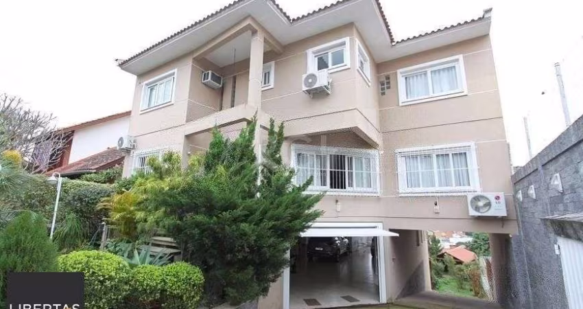 EXCELENTE CASA COM 4 DORMITÓRIOS, 6 VAGAS DE GARAGEM E VISTA PANORÂMICA.