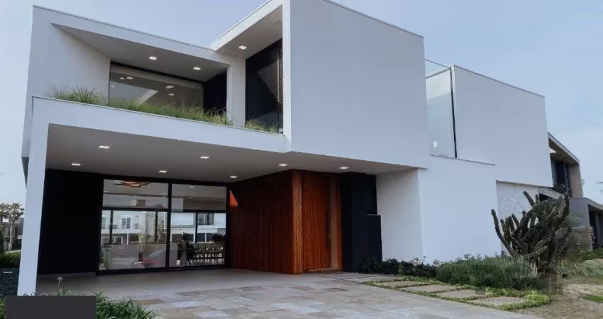 MAGNÍFICA MANSÃO A BEIRA LAGO NO COND. ENSEADA - 6 SUÍTES, 8 BANHEIROS E 2 VAGAS