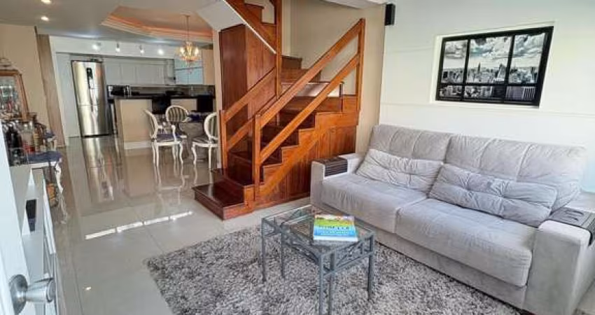 Casa em condomínio fechado no Bairro Cavalhada.