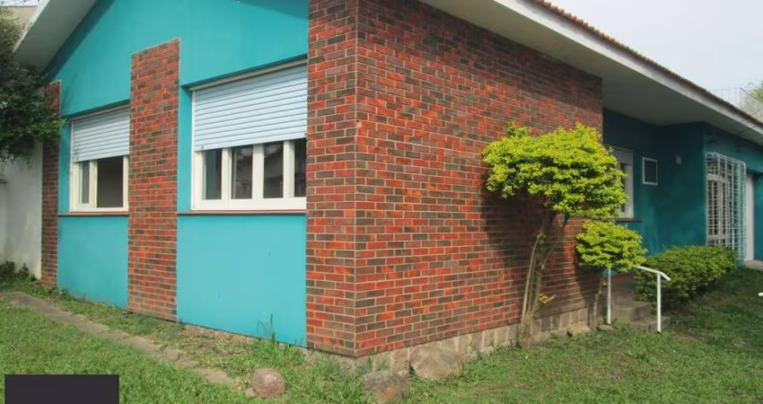 Casa de 3 dormitórios com 140m° de esquina na Rua Enrico Caruso Jardim Sabara PO