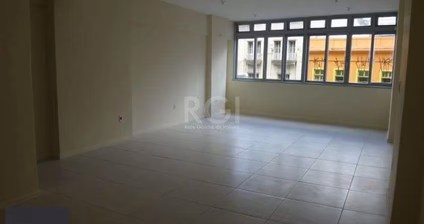 Sala comercial com 55,0 m2, com 2 banheiros e piso com porcelanato.